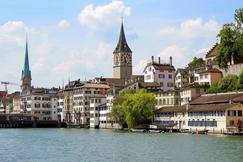 Zurich: Express Walk with a Local in 60 minutes - Lindenhof, with history under your feet