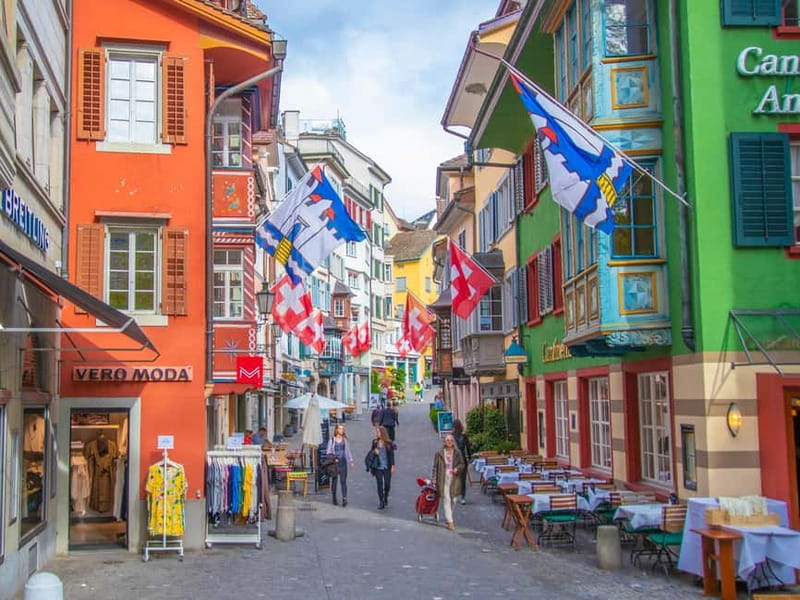 Zurich: Express Walk with a Local in 60 minutes - Along Limmatquai and the river