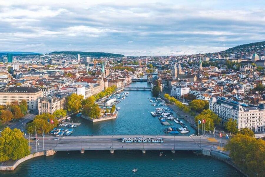 Zurich: Old Town Walking Tour - Grossmünster reveals quieter details