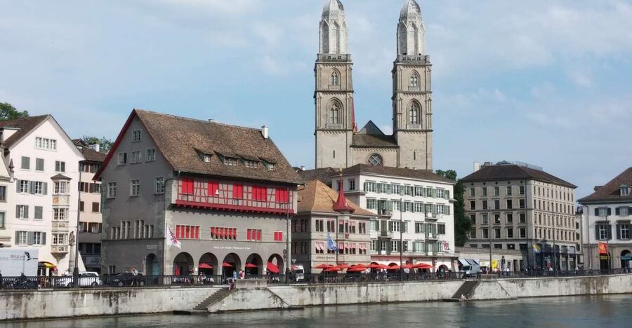 Zurich: Private Walking Tour with a Local Guide - A private start in Zurich’s old town