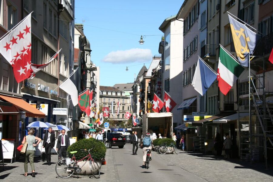 Zurich: Private Walking Tour with a Local Guide - Bahnhofstrasse, Paradeplatz, and Zurich’s polished center