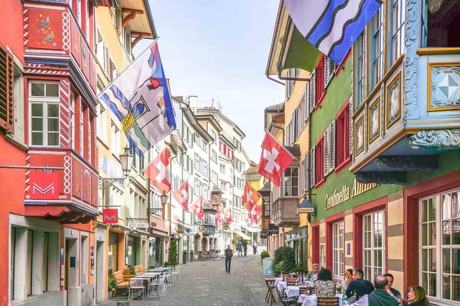 Zurich: Stein am Rhein, Rhine Falls & Lake Boat Cruise - Lindenhof, a quiet pause above the Old Town
