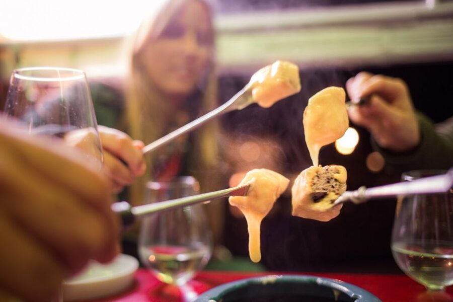 Zurich: Swiss Cheese Fondue and Wine e-Tuk-Tuk Tour - Loading the valaisanne fondue